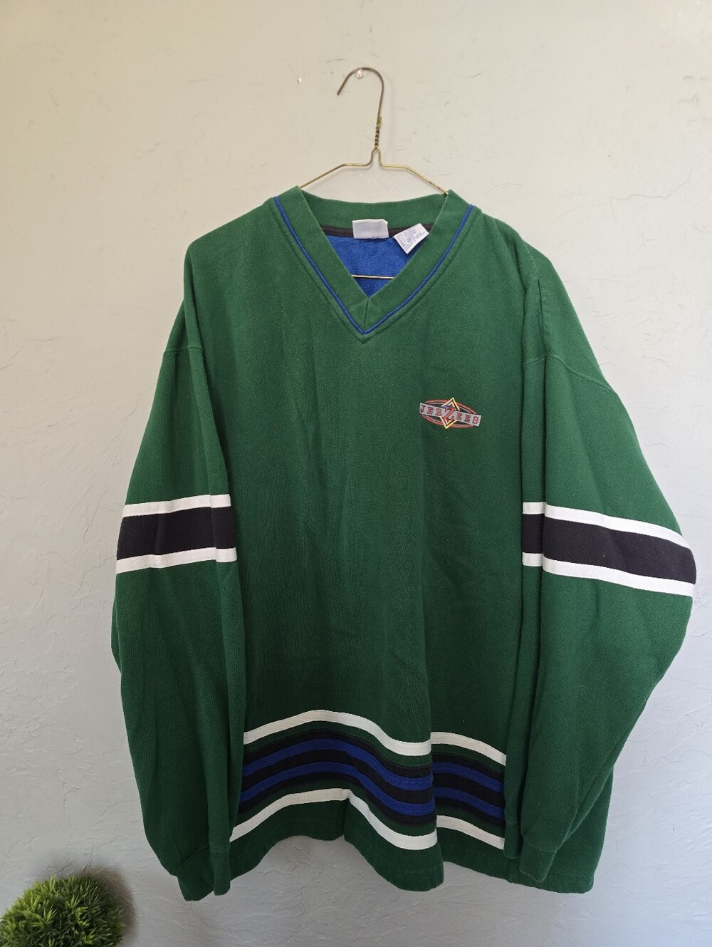 vintage 1990s Jerzees forest green hockey-style V-neck sweatshirt Large